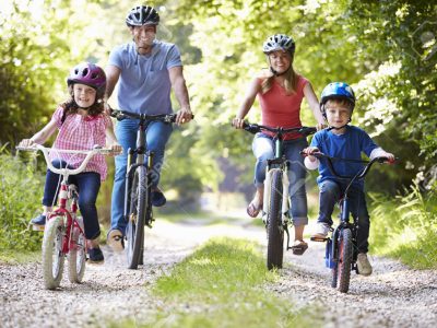 31000431-Family-On-Cycle-Ride-In-Countryside-Stock-Photo-family-bike-bicycle
